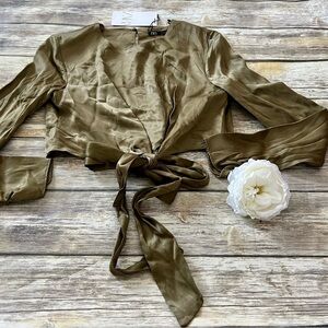 🌸NWT OLIVE GREEN SATIN EFFECT TOP